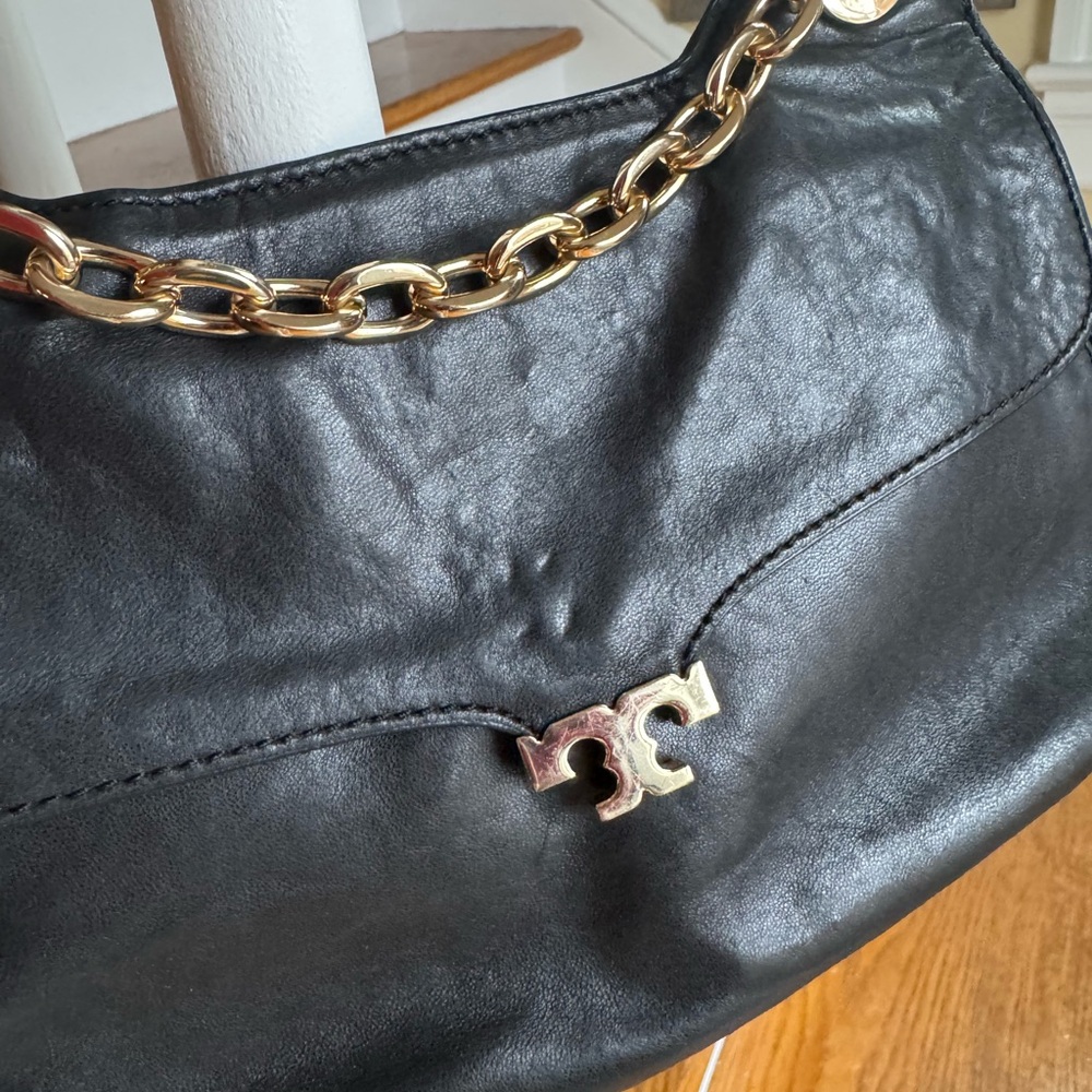 Tory Burch Black Leather Shoulder Bag with Gold Chain - Picture 8 of 9